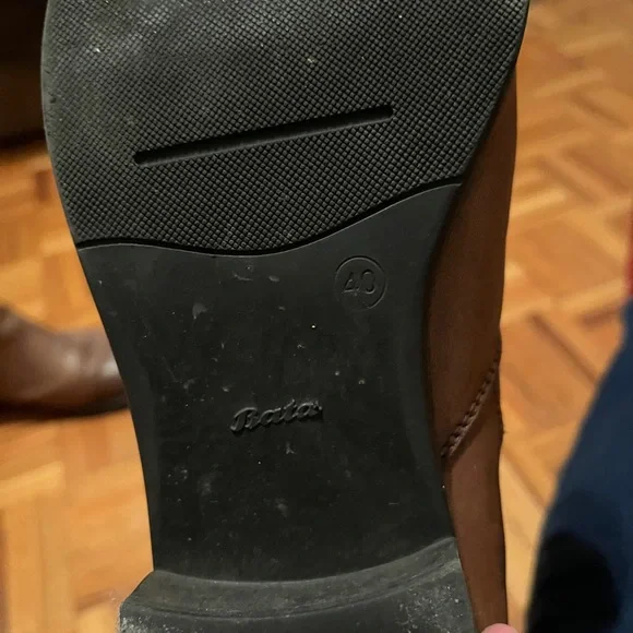 Chelsea Boots - Picture 2 of 3